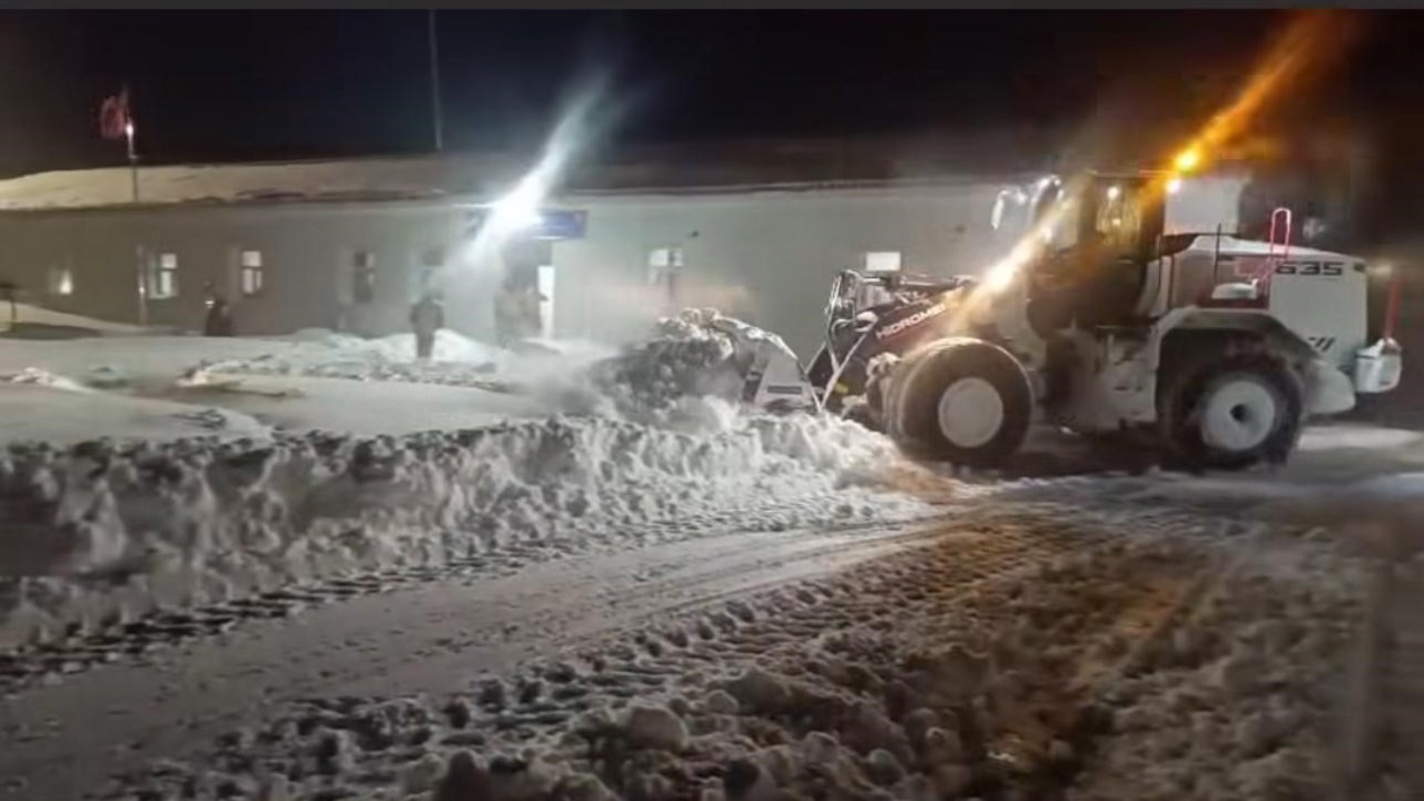 Şırnak’ta gece kar mesaisi devam ediyor
