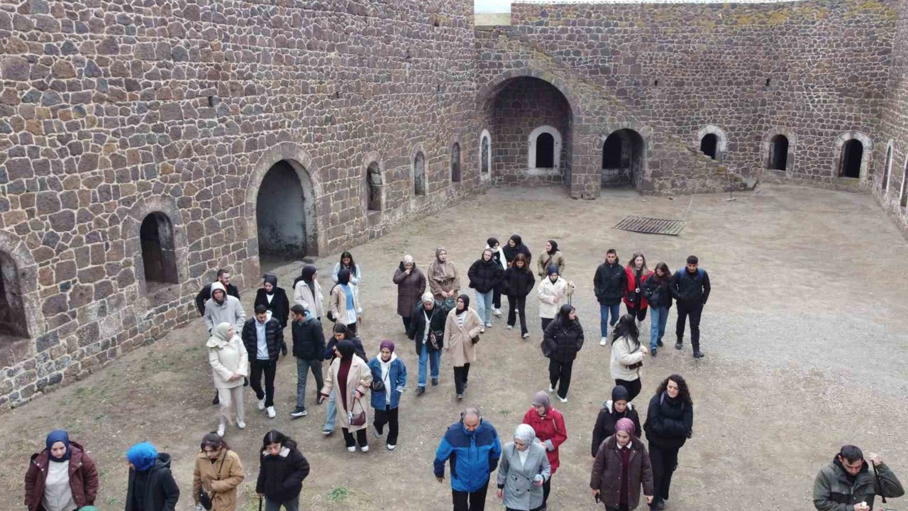 Tarihi mekanda öğrencilere ders
