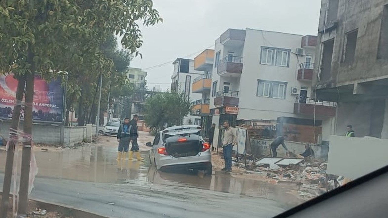 Dolgu yolda mahsur kaldı
