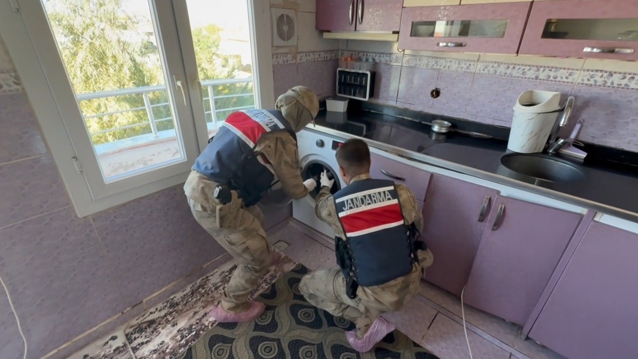 Şanlıurfa’da çamaşır makinesinden 12 tabanca çıktı
