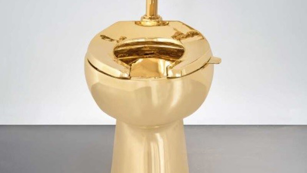 ABD’de 18 ayar altın tuvalet 12.1 milyon dolara satıldı
