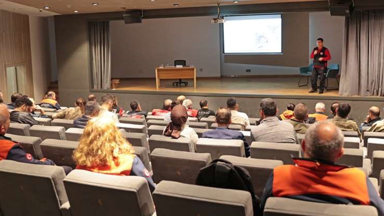 Ataşehir’den sınav maratonunda ailelere destek semineri
