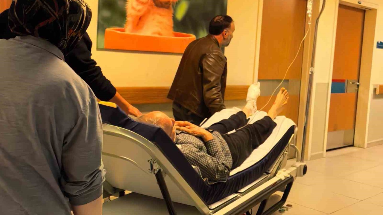 Odun kesmek isterken, ayağını kesti
