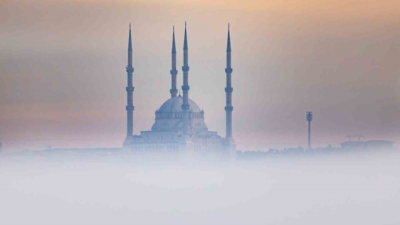 Sis denizinde kaybolan Diyarbakır’da, minareler görsel şölen sundu
