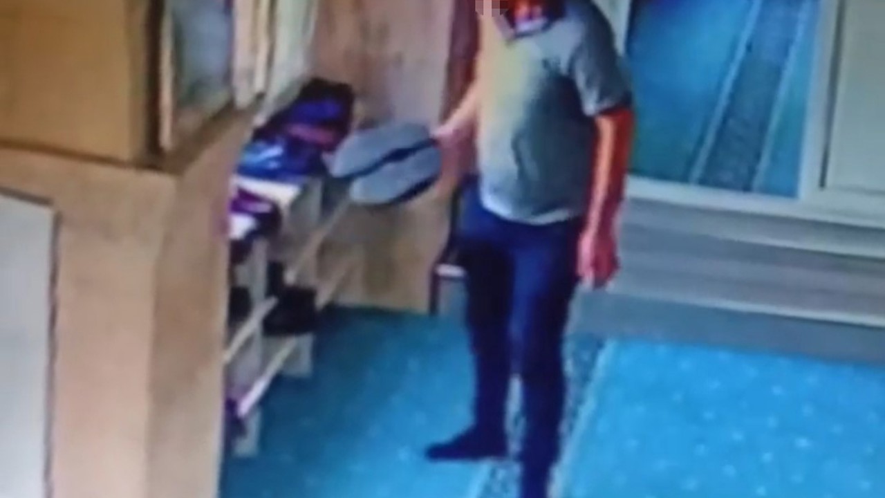 Camide ayakkabıları tek tek inceledi, beğendiğini çaldı

