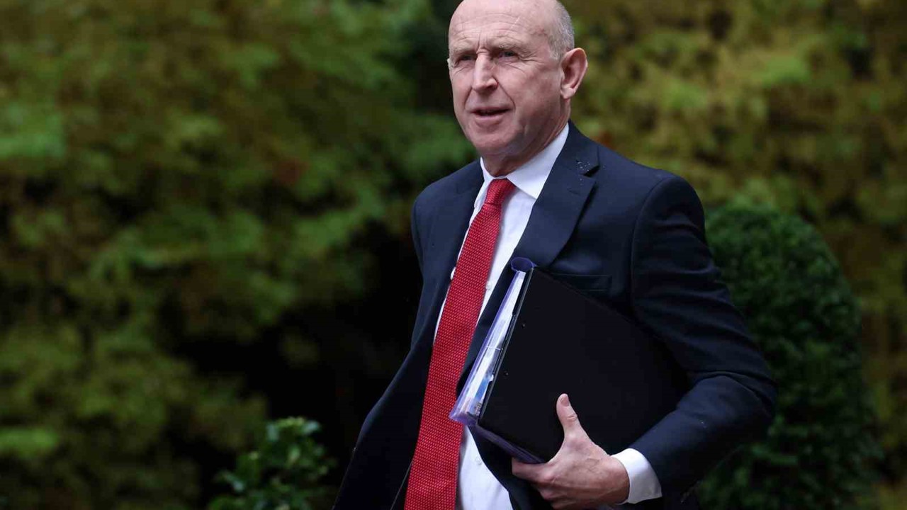 İngiltere Savunma Bakanı Healey: "Rus casus gemisi, İngiltere sularının sınırında"
