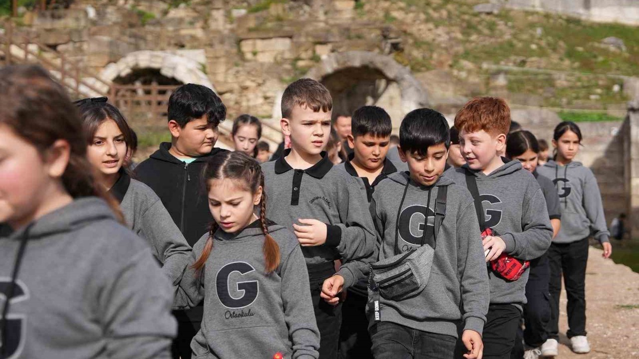 Öğrenciler tarihi dokuyu hayranlıkla inceledi
