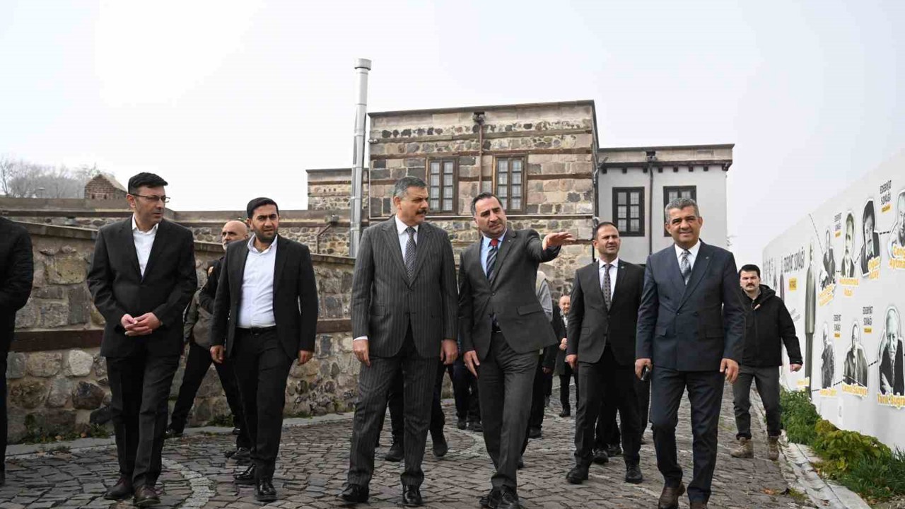 Vali Çiftçi, "Dil ve Edebiyat Konağı"nı inceledi, "Edebiyat Sokağı"nda gezdi
