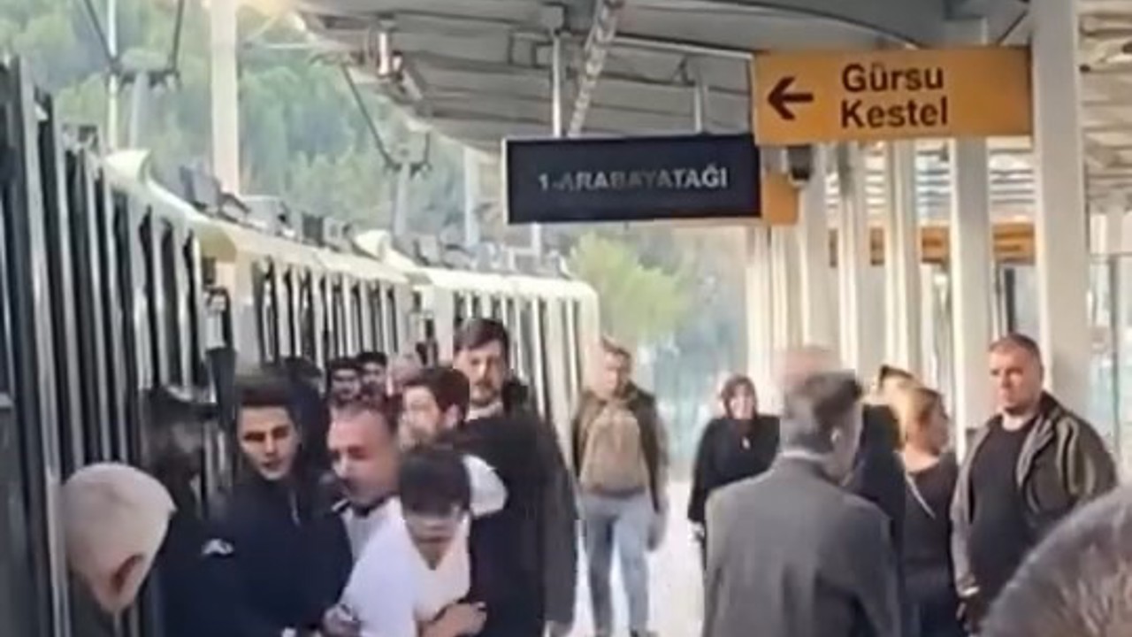 Metroda koltuk tartışması
