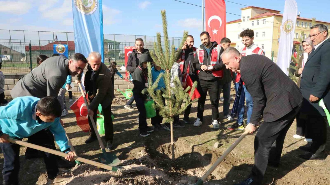 Ağrı’da "Türkiye Yeşeriyor, Gazze Güçleniyor" projesi kapsamında fidanlar toprakla buluşturuldu
