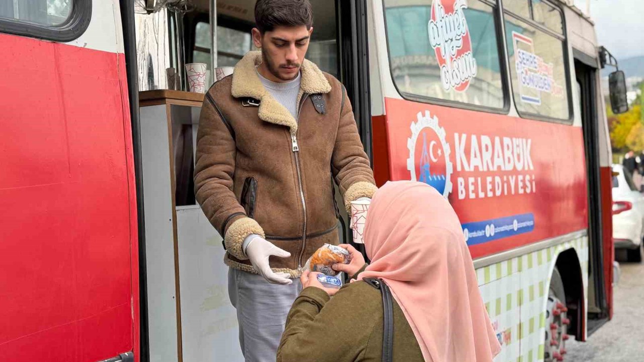 Soğuk sabahlar belediyenin çorba ikramıyla ısınıyor
