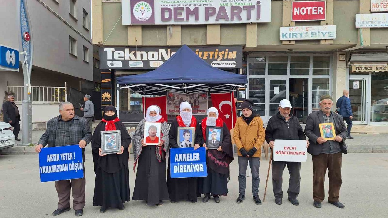 Muş’ta evlat nöbetindeki ailelerden ’teslim olsun’ çağrısı
