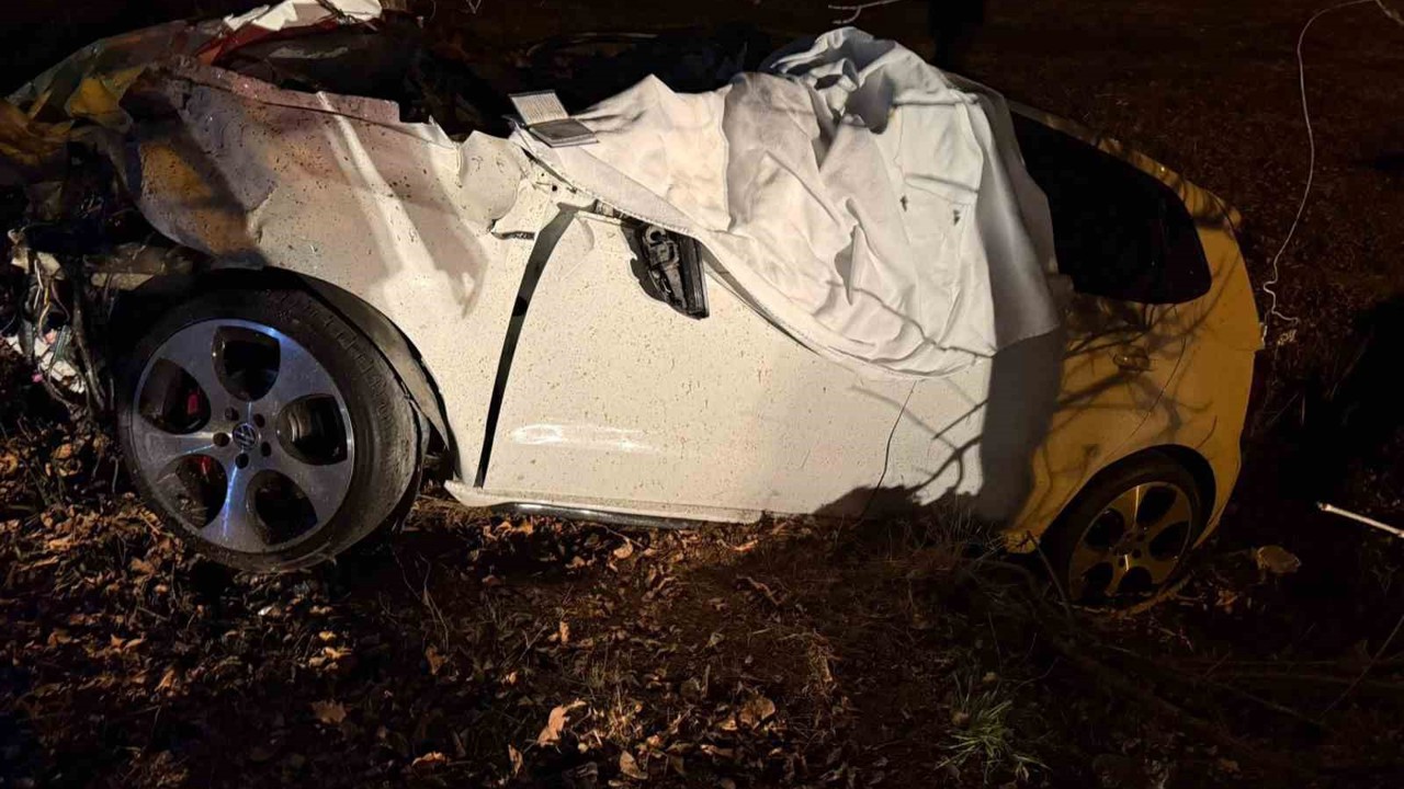 Burdur’da kamyonet ile çarpışan otomobil hurdaya döndü: 1 ölü, 1 yaralı
