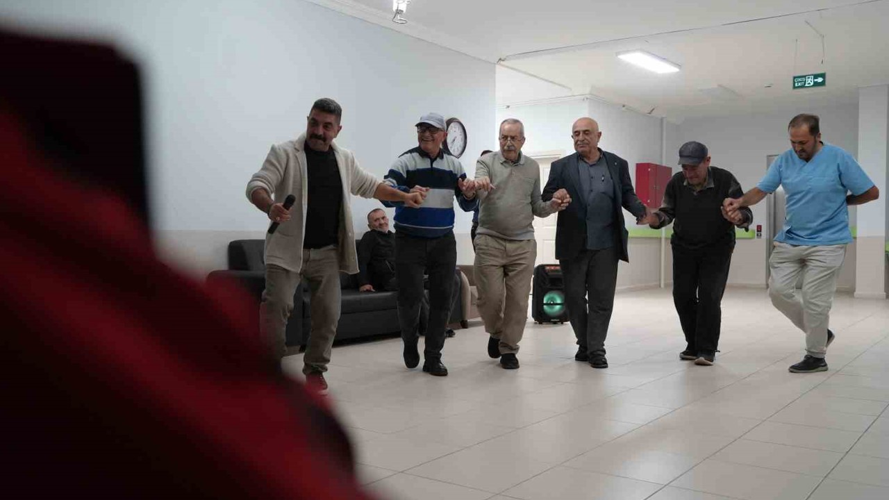 Hem kaynaştılar hem eğlendiler: Huzurevi sakinleri Bayburt’ta keyifli bir gün geçirdi
