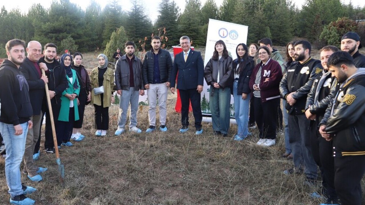 Kütahya Dumlupınar Üniversitesi’nde fidan dikim etkinliği
