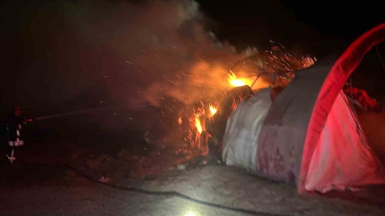 Kulu’da bahçedeki saman balyaları alev alev yandı
