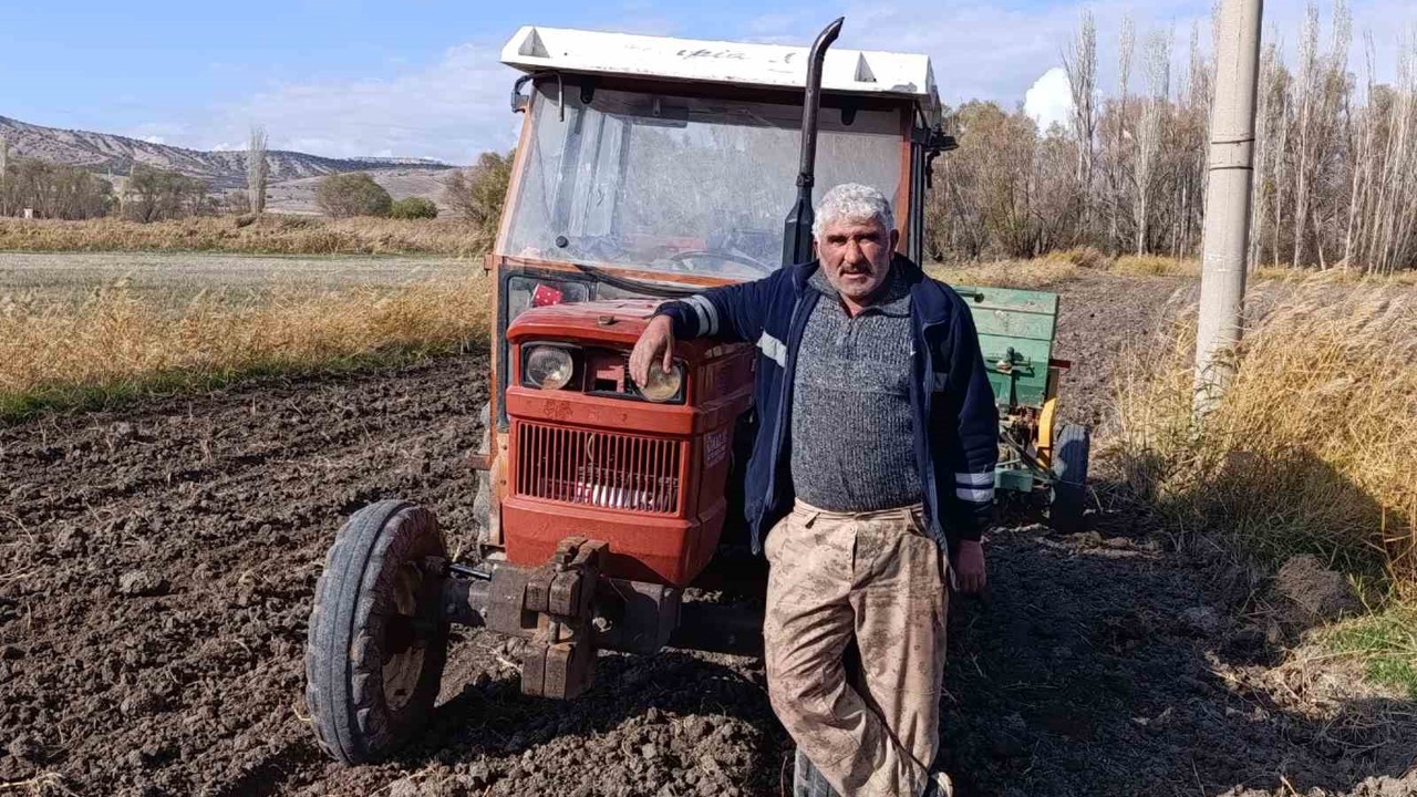 Kıraç toprağı eken çiftçi yağmur için dua ediyor
