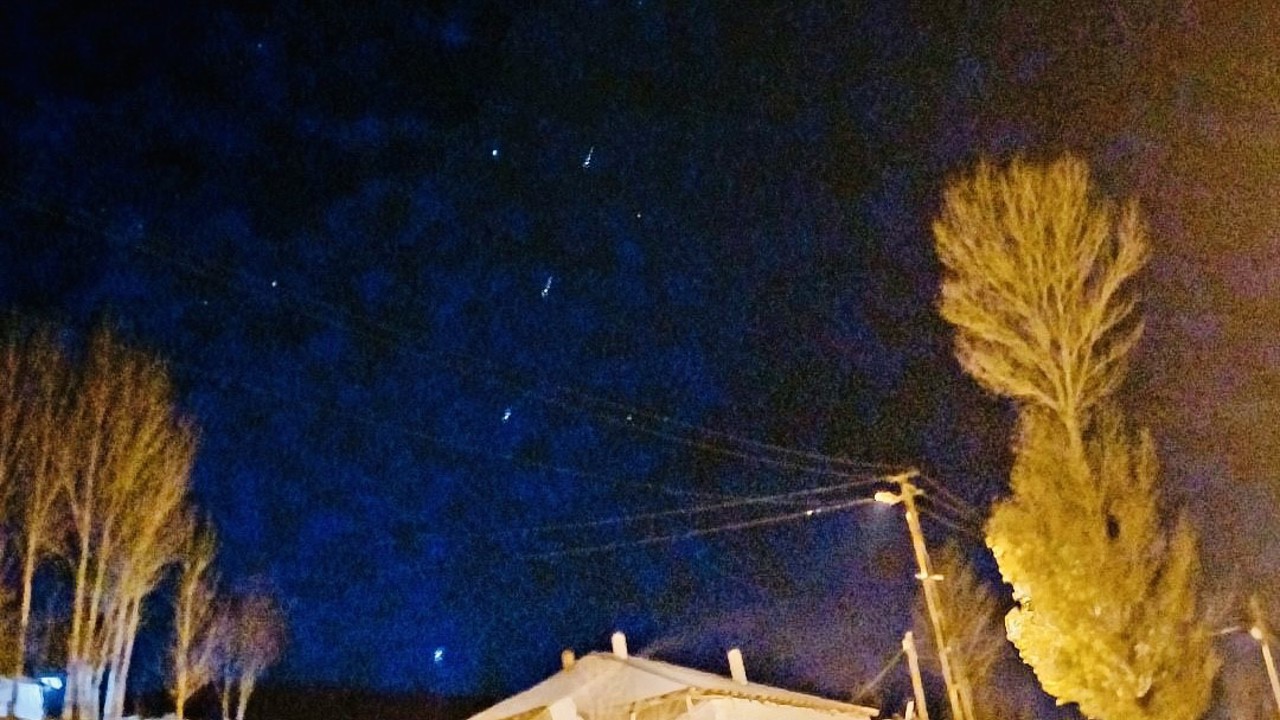 Van’ın üç ilçesinde Starlink kuyruğu görüldü
