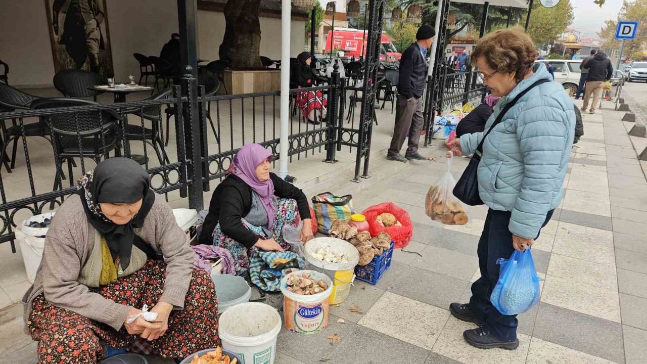 Deprem bölgesi Sındırgı’da hayat devam ediyor
