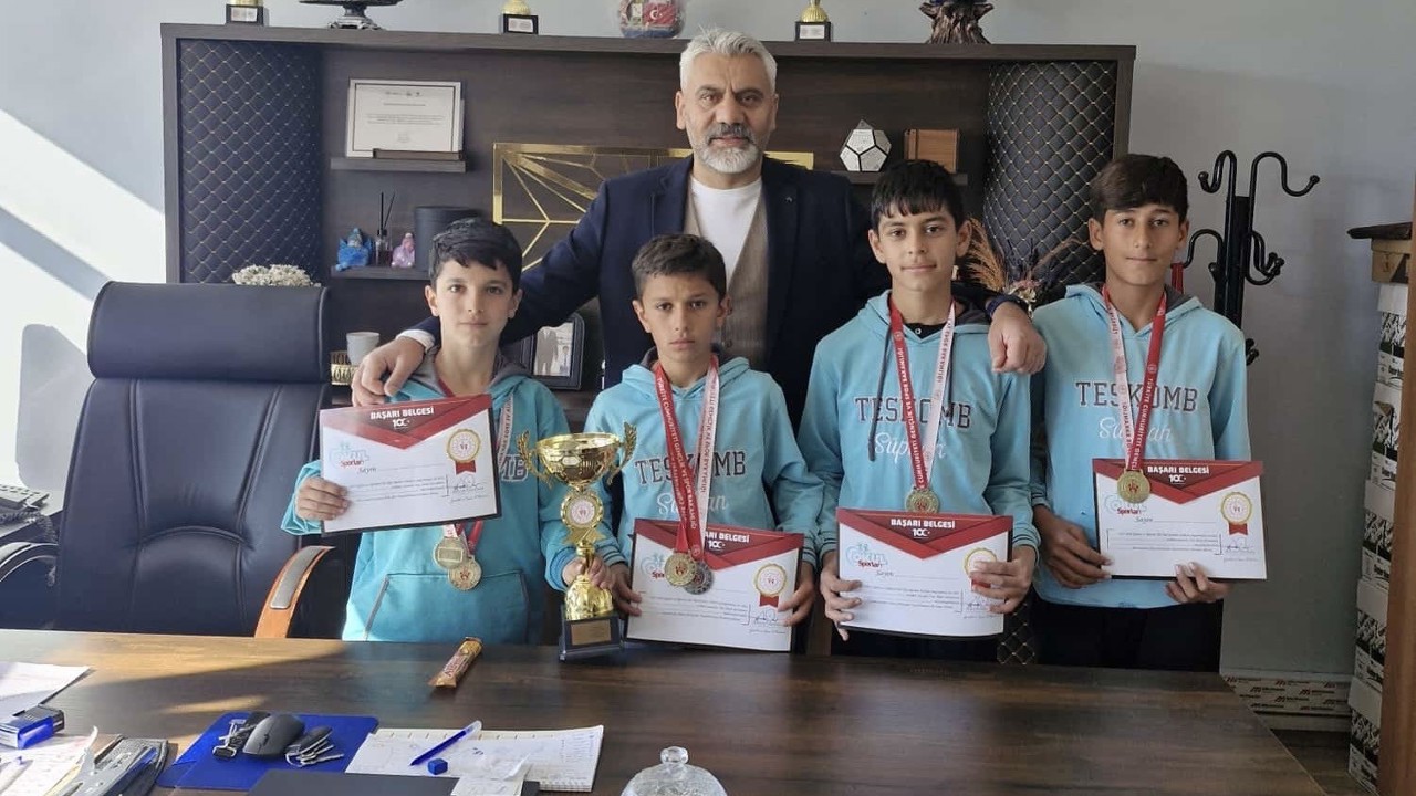 Süphan Ortaokulu öğrencileri kros müsabakalarında il birincisi oldu
