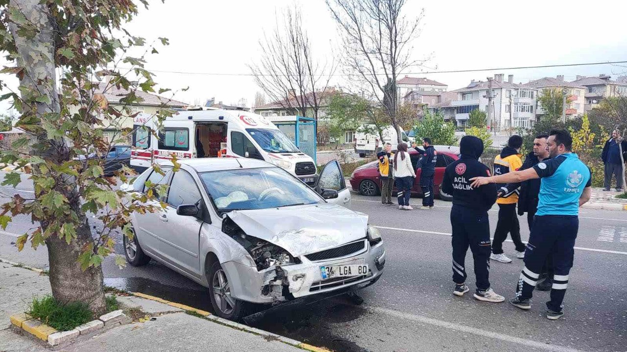 Pınarhisar’da otomobiller çarpıştı: 3 kişi hafif yaralandı
