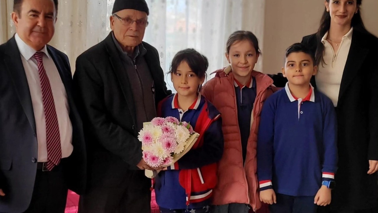 Altıntaş’ta miniklerden emekli öğretmenlere anlamlı ziyaret
