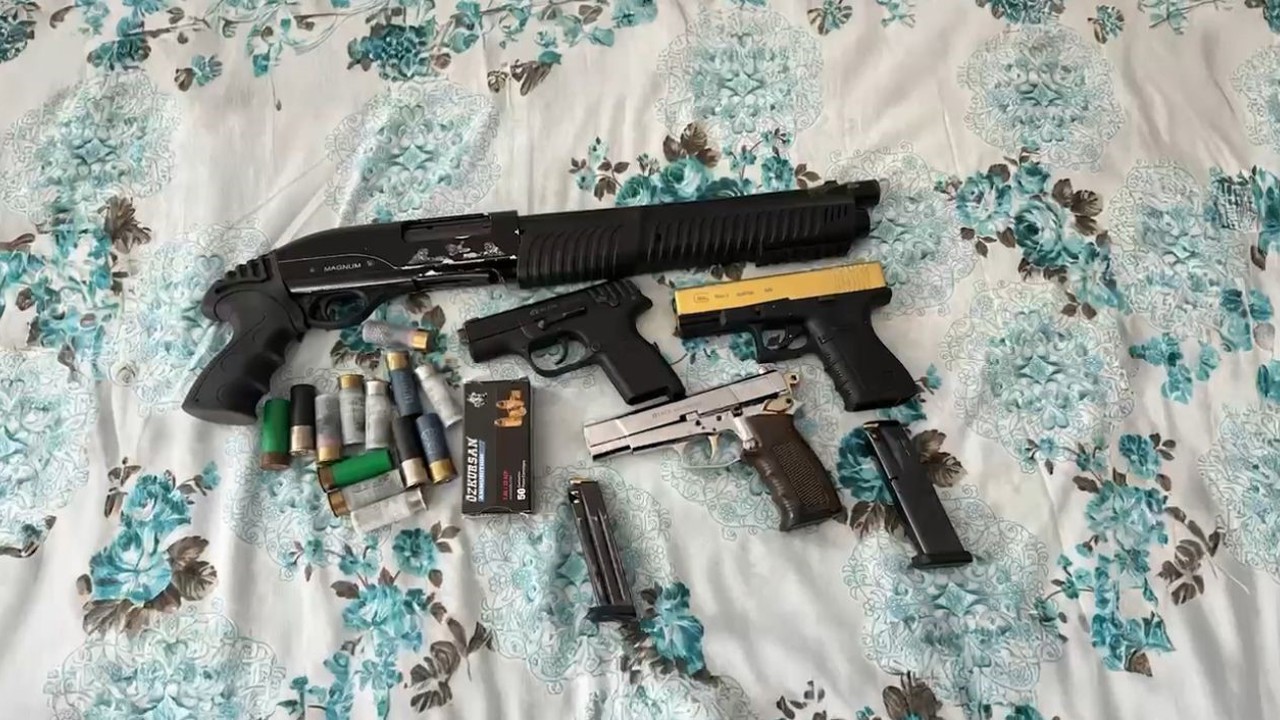 Edirne’de evden ruhsatsız tabancalar ve mühimmat çıktı
