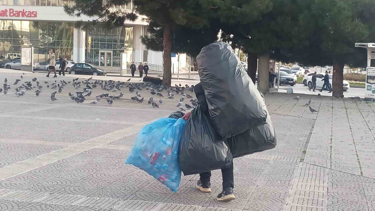 Hayatın yükünü sırtında taşıyor
