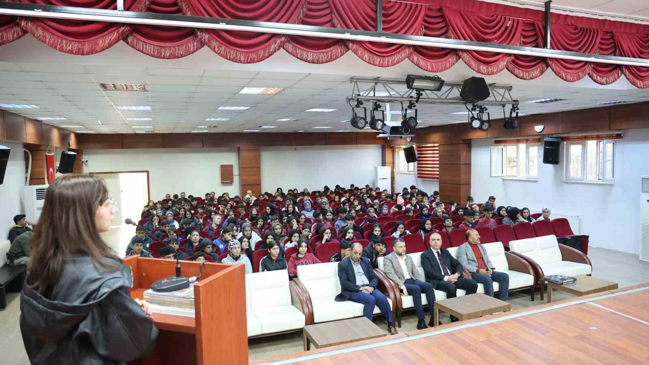 Eğil Belediyesi lise öğrencilerine etkili sınav hazırlıkları konferansı verdi
