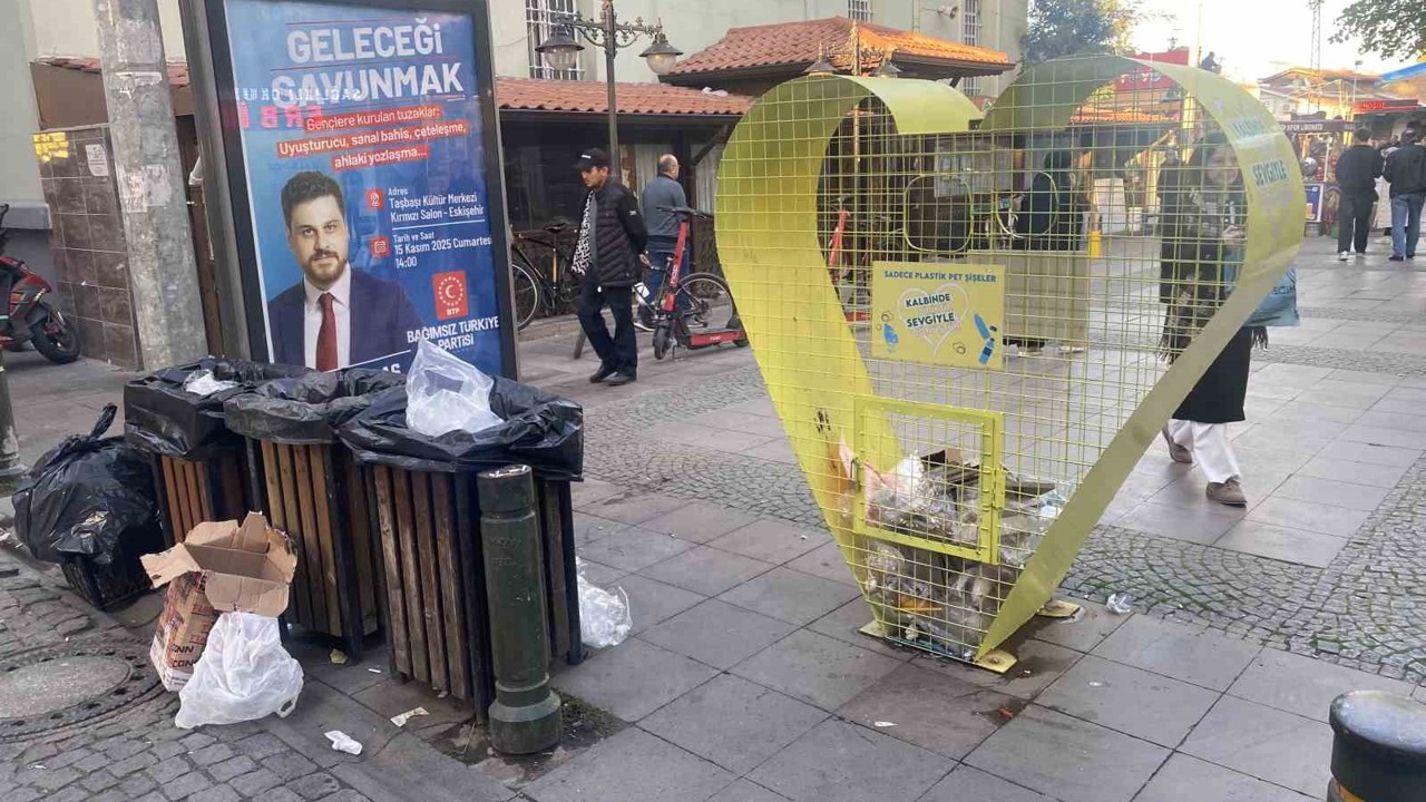 Plastik şişeler için kurulan geri dönüşüm kafesi çöplerle dolduruldu
