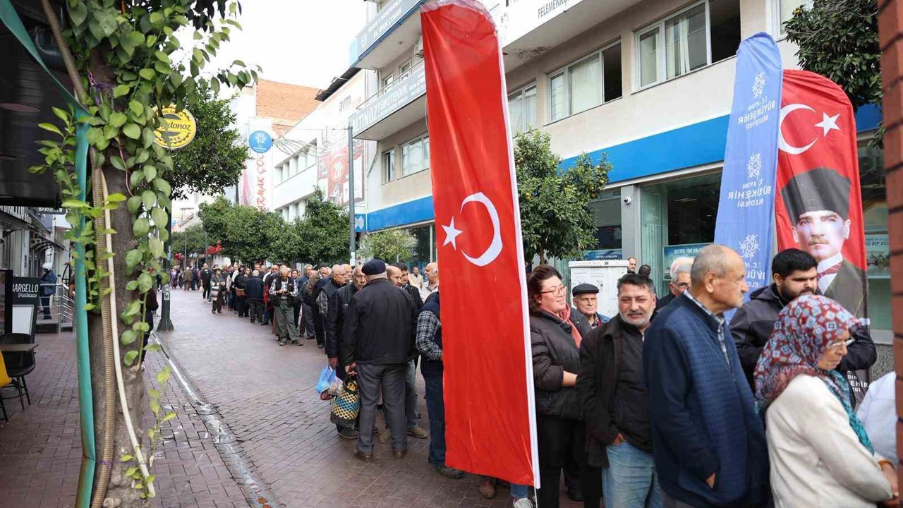 Aydın Büyükşehir, binlerce fideyi Nazilli’de vatandaşlara dağıttı
