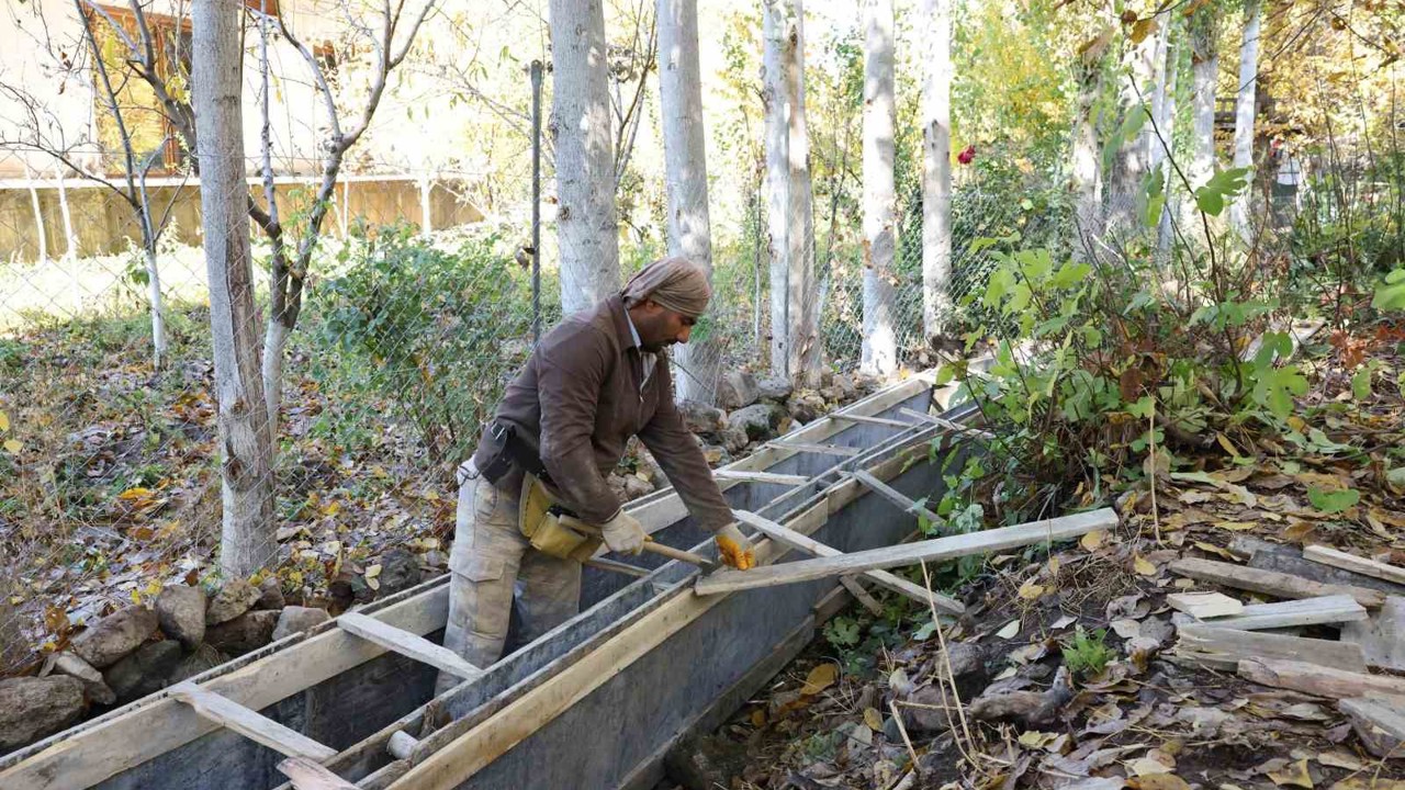 Büyükşehir Belediyesi Savur’da 600 metrelik sulama kanalını yeniliyor
