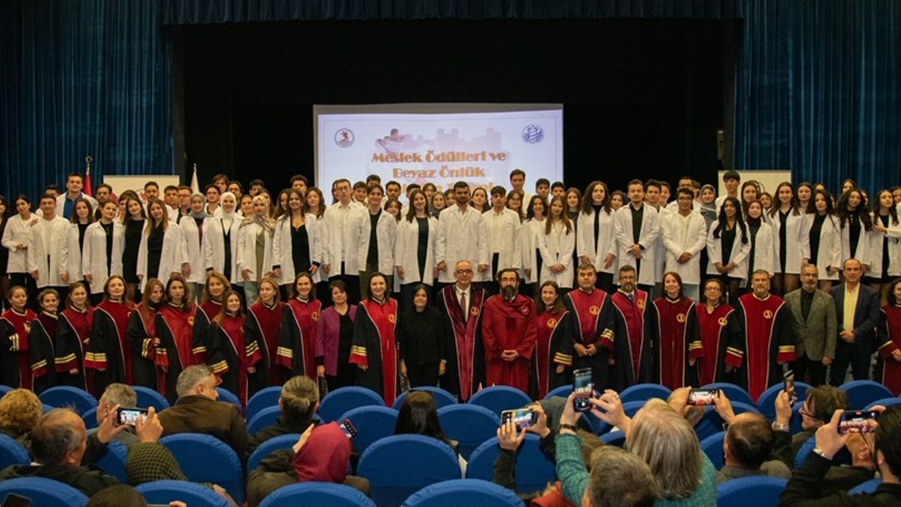 OMÜ’de beyaz önlük heyecanı: Tecrübe ile gençlik aynı sahnede

