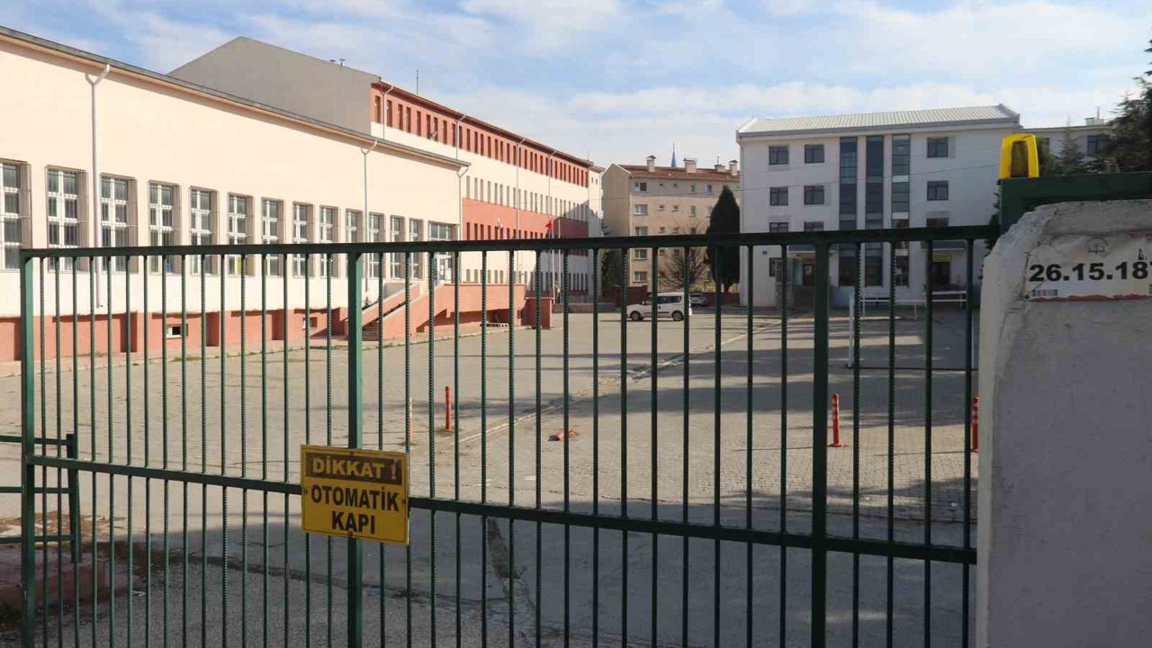 Yediği gıdadan zehirlenen lise öğrencisi hastaneye kaldırıldı
