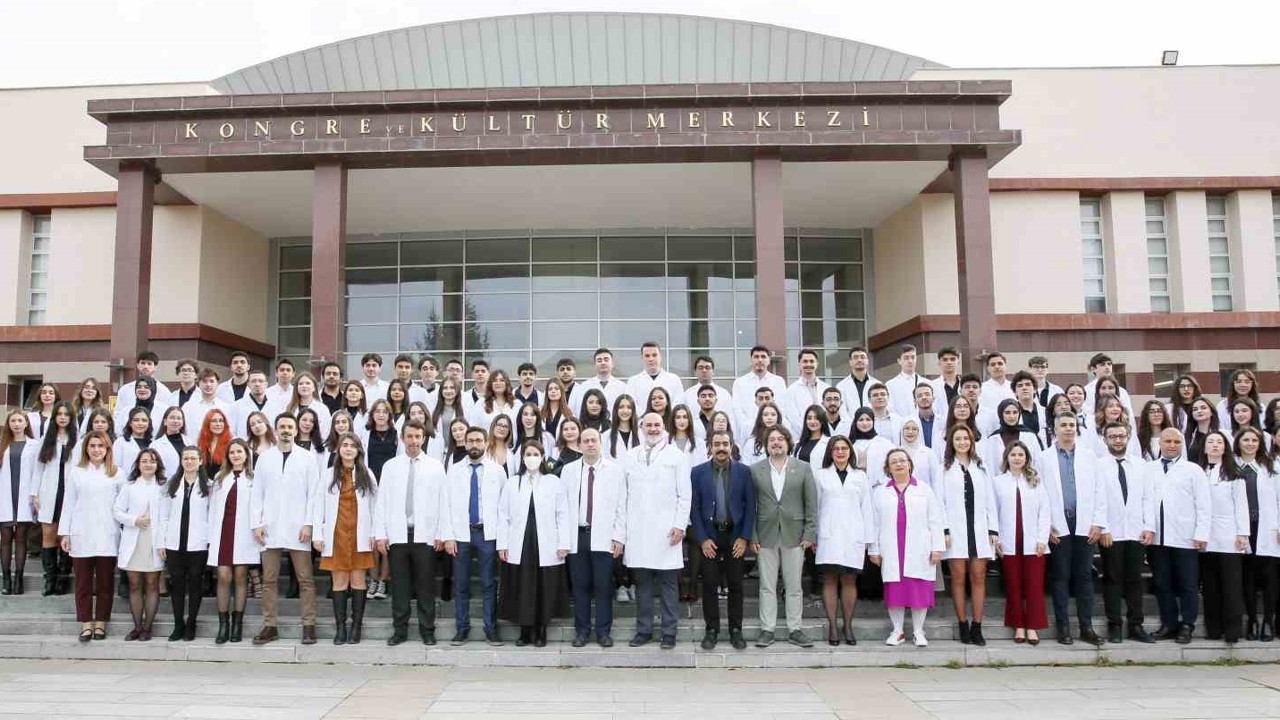 ESOGÜ’lü genç diş hekimi adayları beyaz önlüklerini giydi
