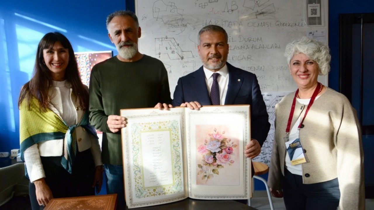 Rektör Adıgüzel, 17. Uluslararası Anadolu Kaligrafi ve Tipografi Etkinliği’ni ziyaret etti
