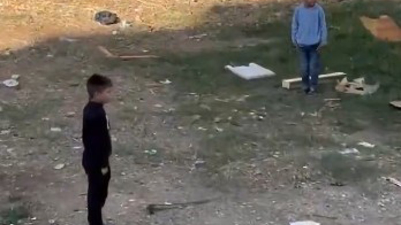 AFAD’ın siren testi sırasında çocuklar esas duruşa geçti
