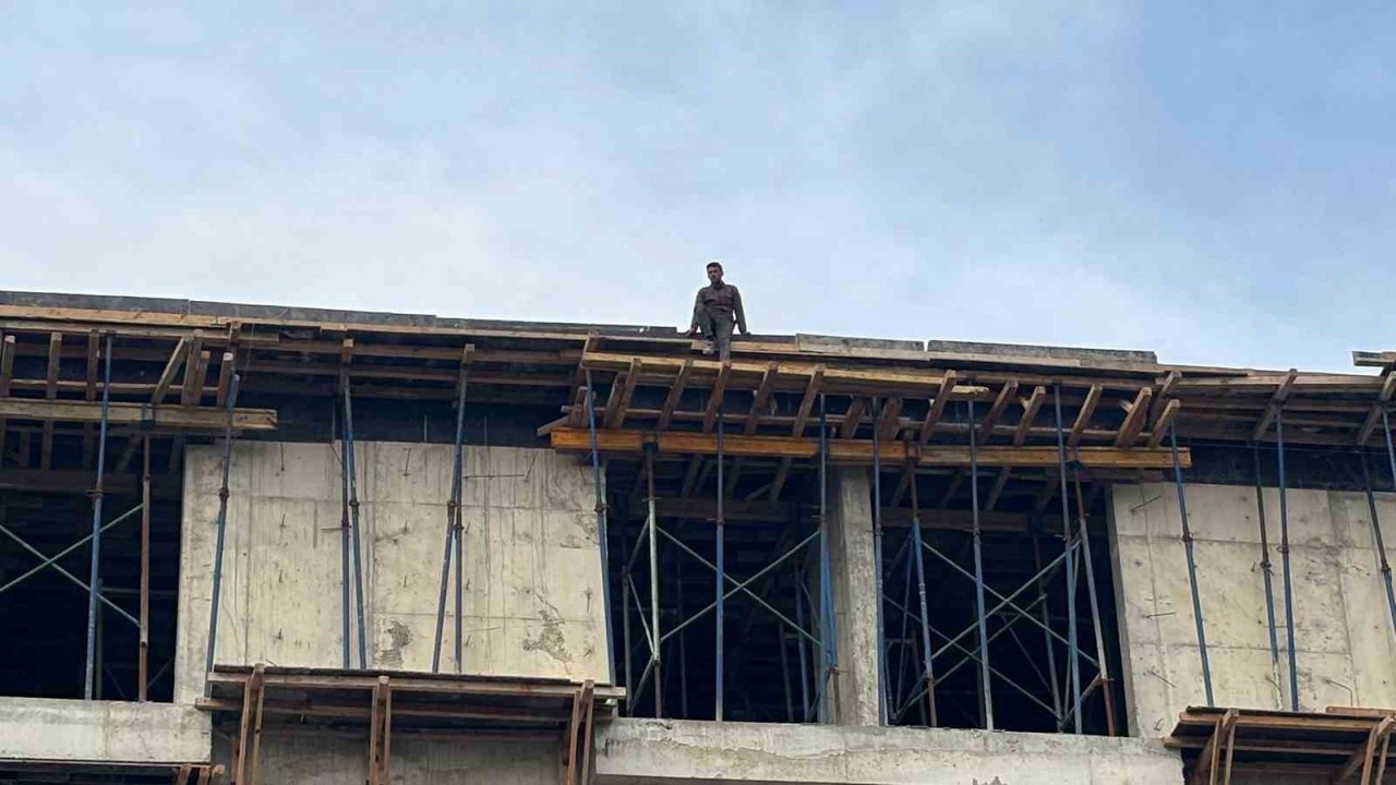 4 aydır maaş alamayan işçiler, çatıya çıktı: "İçeride biriken para yaklaşık 3.5 milyon lira"
