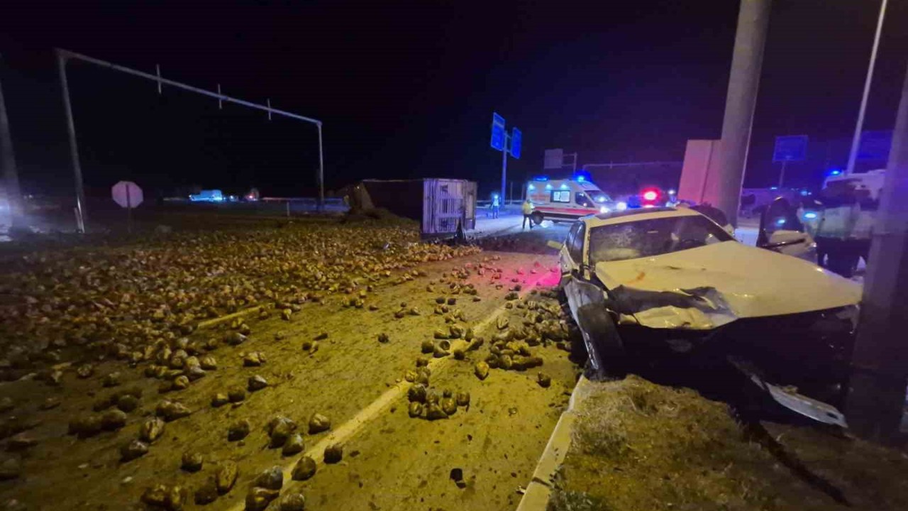 Çorum’da şeker pancarı yüklü tır ile otomobil çarpıştı: 3 yaralı

