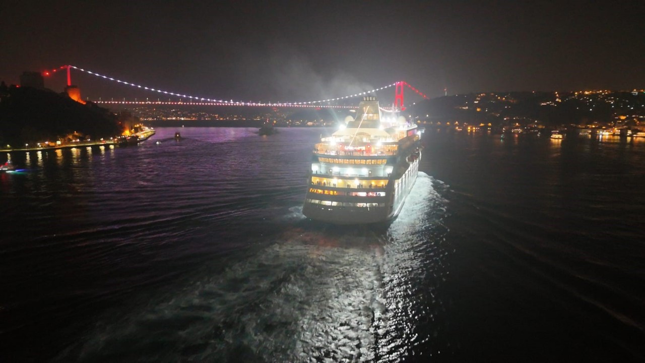 Sarayburnu’na yanaşma izni verilmeyen Rus kruvaziyer Astoria Grande Karadeniz’e doğru yola çıktı

