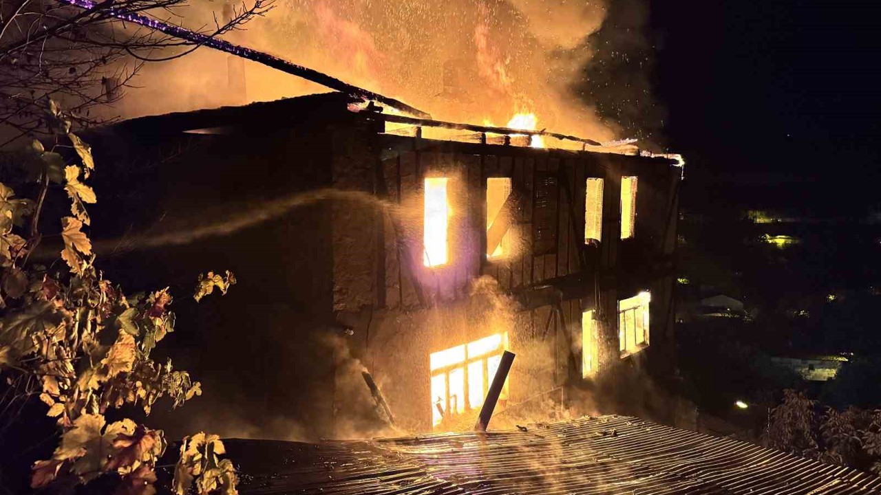 İki katlı ahşap ev alevlere teslim oldu
