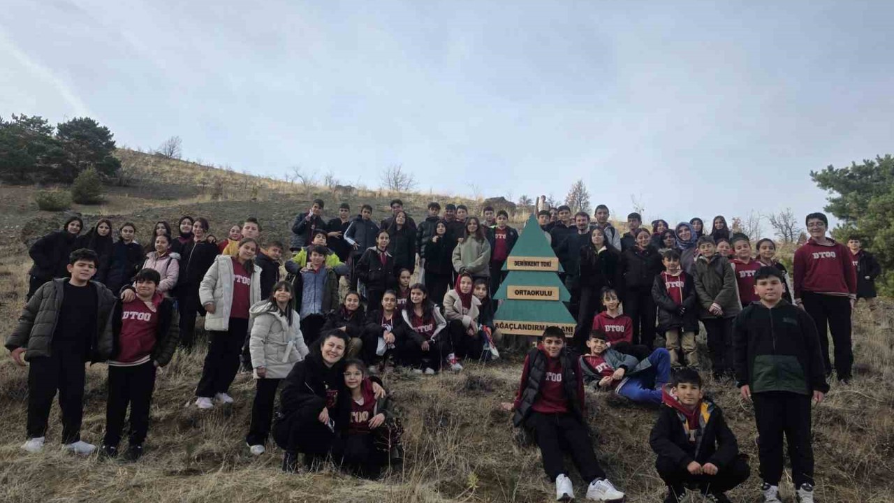 Geleceğe nefes: Demirkent TOKİ Ortaokulu öğrencilerinden örnek fidan dikimi etkinliği
