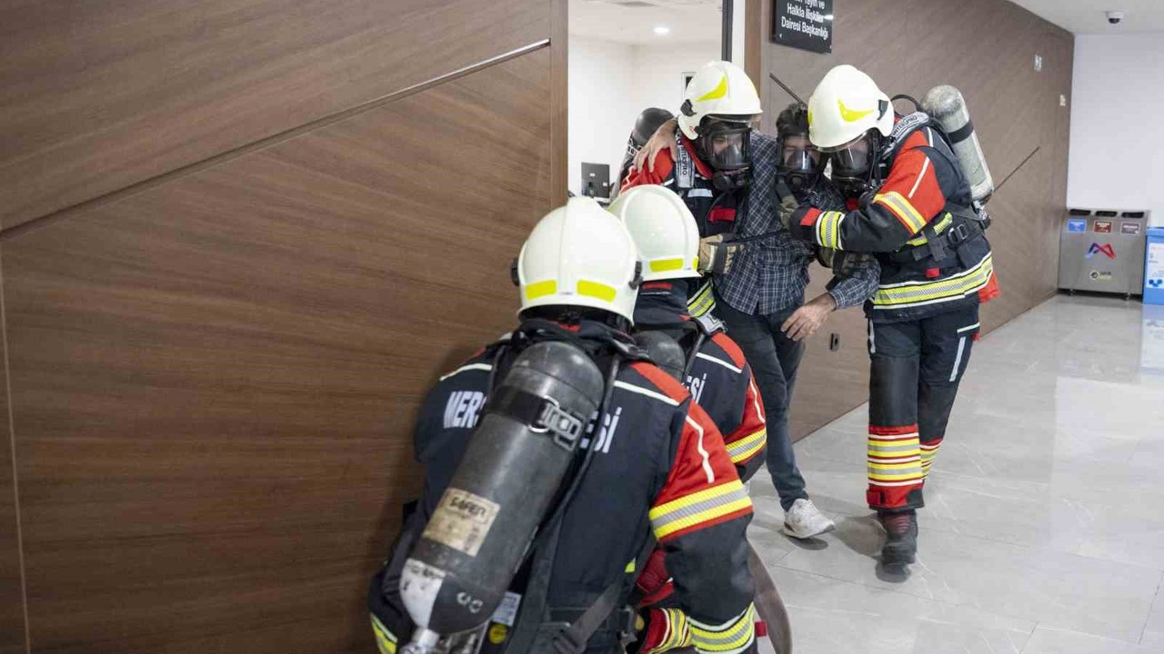 Mersin Büyükşehir Belediyesi binasında yangın tatbikatı gerçekleştirildi
