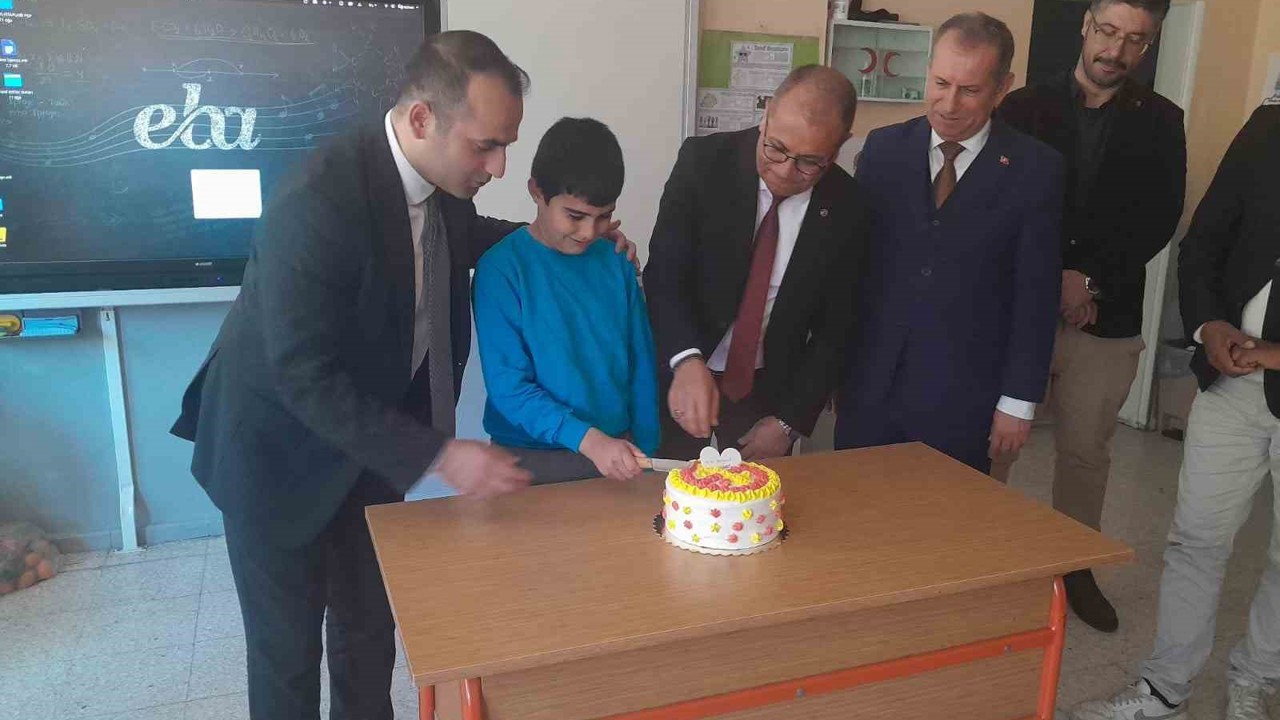 Protokolden ilkokul öğrencisi Şener’e doğum günü sürprizi
