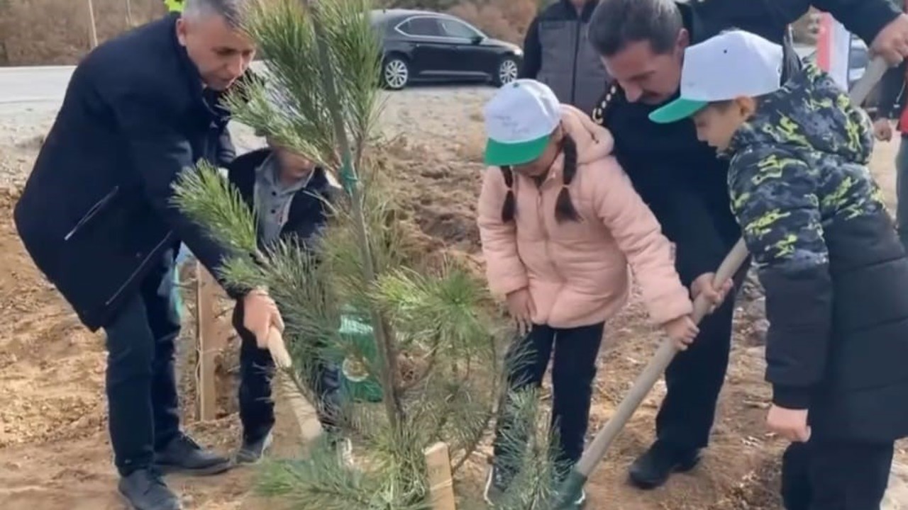Kütahya’da şehitler anısına 400 fidan toprakla buluştu
