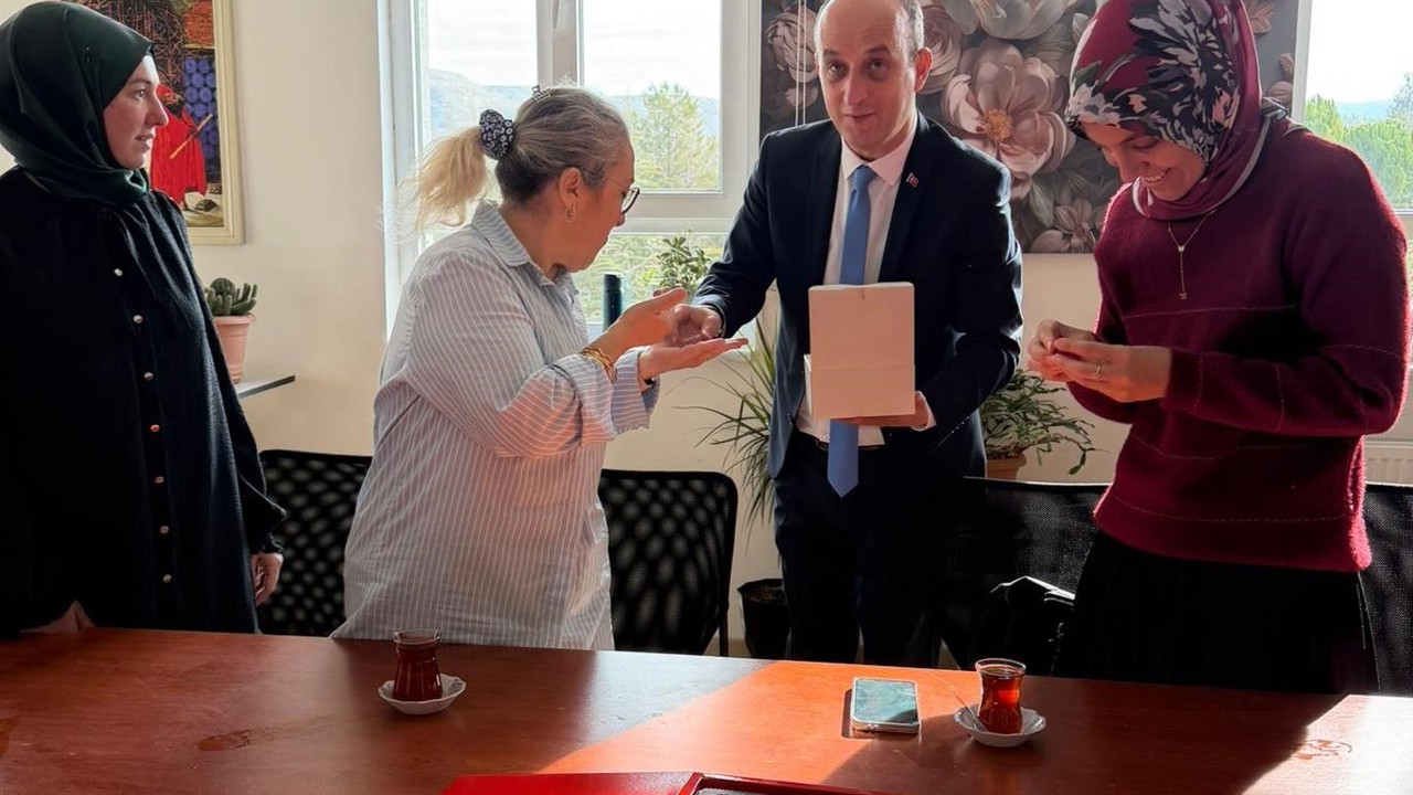 Hisarcık’ta öğretmenlere Türk bayrağı rozeti hediye edildi
