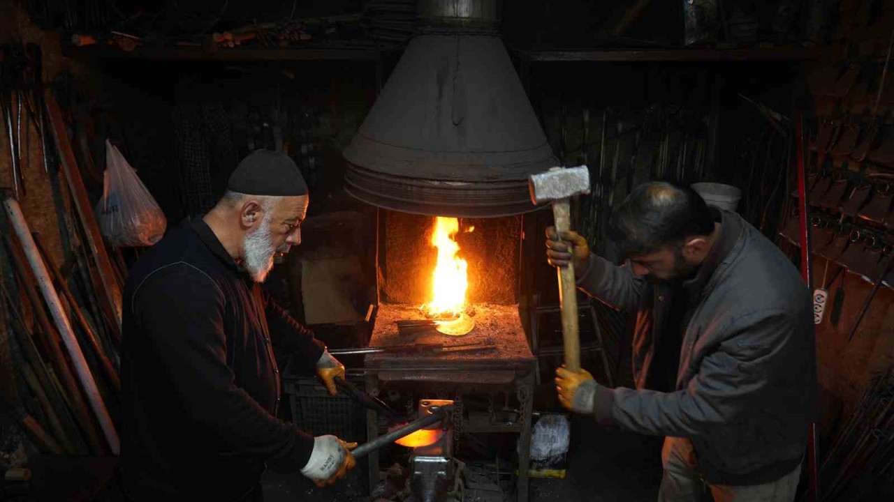 63 yaşındaki Halit Pınar yarım asırlık demircilik geleneğini yaşatıyor
