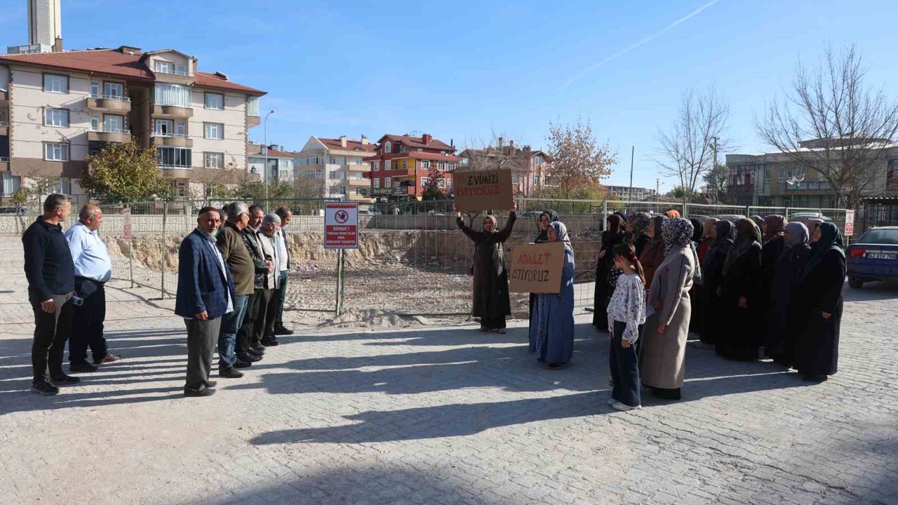 Kesilen doğal gaz borusu patlaması sonrası yıkılan apartmanın sakinleri yeni evlerine kavuşacakları günü bekliyor
