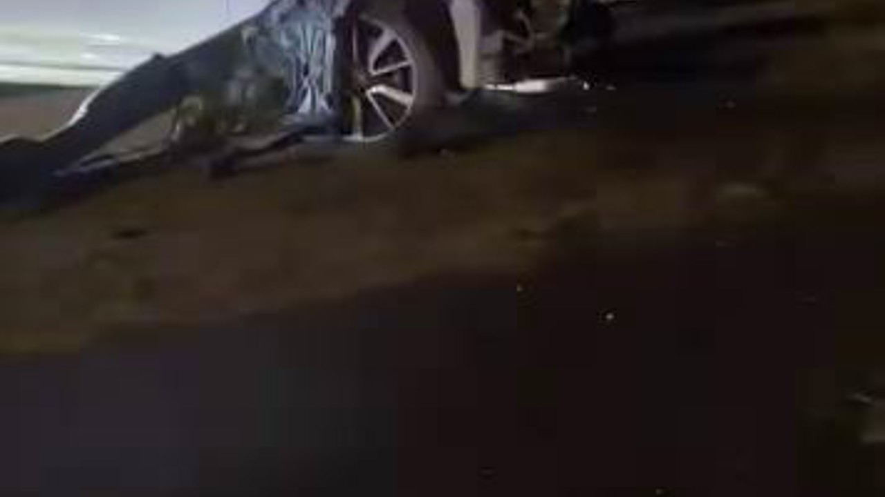 Ehliyetsiz sürücü park halindeki araçlara çarptı: 1 yaralı
