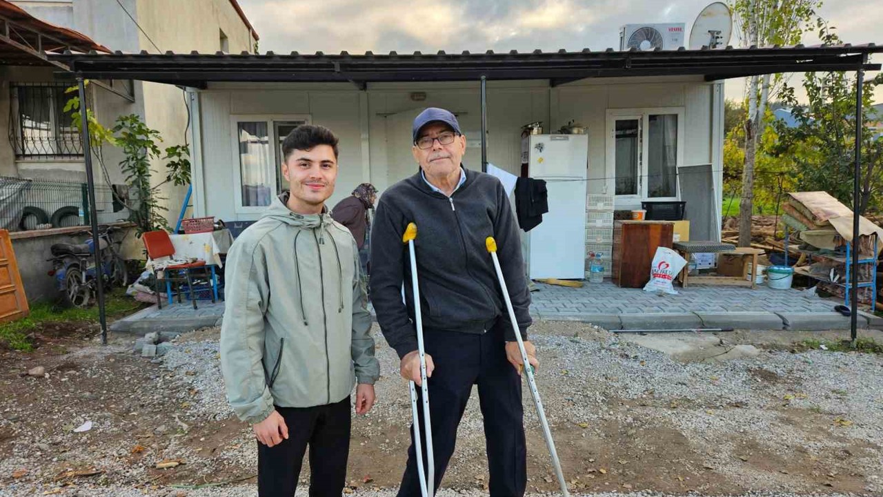 Sındırgı’da deprem sonrası yaralar sarılıyor
